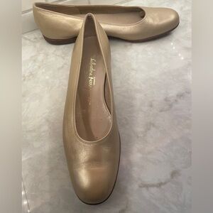 Salvatore Ferragamo Boutique Champagne metallic ballet slipper flat Sz 8- 1/2 4A